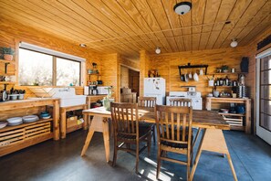 Frigorífico y mesa de comedor