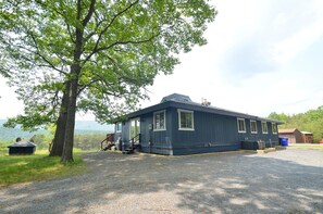 Cabane, plusieurs lits (Black Bear Cabin - The Mountain Retre) | Extérieur
