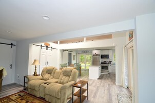 Cabaña, varias camas (Black Bear Cabin - The Mountain Retre) | Zona de estar