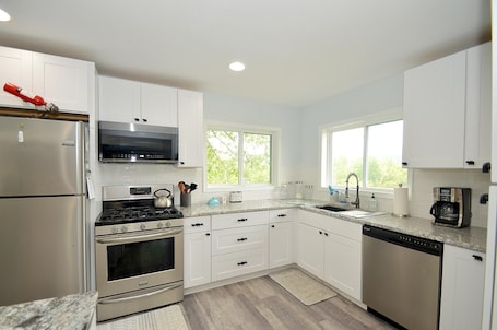 Cabin, Multiple Beds (Black Bear Cabin - The Mountain Retre) | Private kitchen | Oven