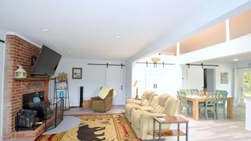 Cabin, Multiple Beds (Black Bear Cabin - The Mountain Retre) | Living area