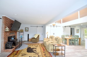 Baita, letti multipli (Black Bear Cabin - The Mountain Retre) | Area soggiorno
