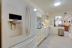 Jääkaappi, mikroaaltouuni, liesi, astianpesukone
