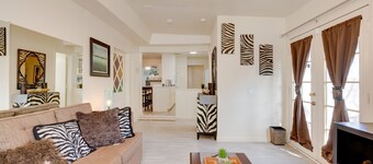 Near Airport & Dtwn: Breezy Fresno Home!