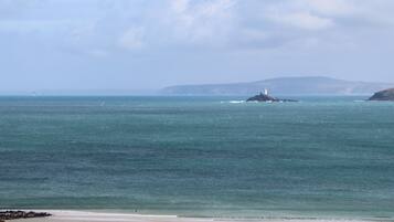 2 bedrooms, individually decorated, individually furnished, free WiFi