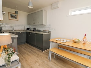 Cottage | Private kitchen | Fridge, dishwasher, electric kettle, toaster - 28 Coedrath Park (Saundersfoot)