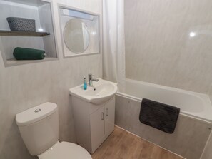 Shower - 26 Coedrath Park (Saundersfoot)