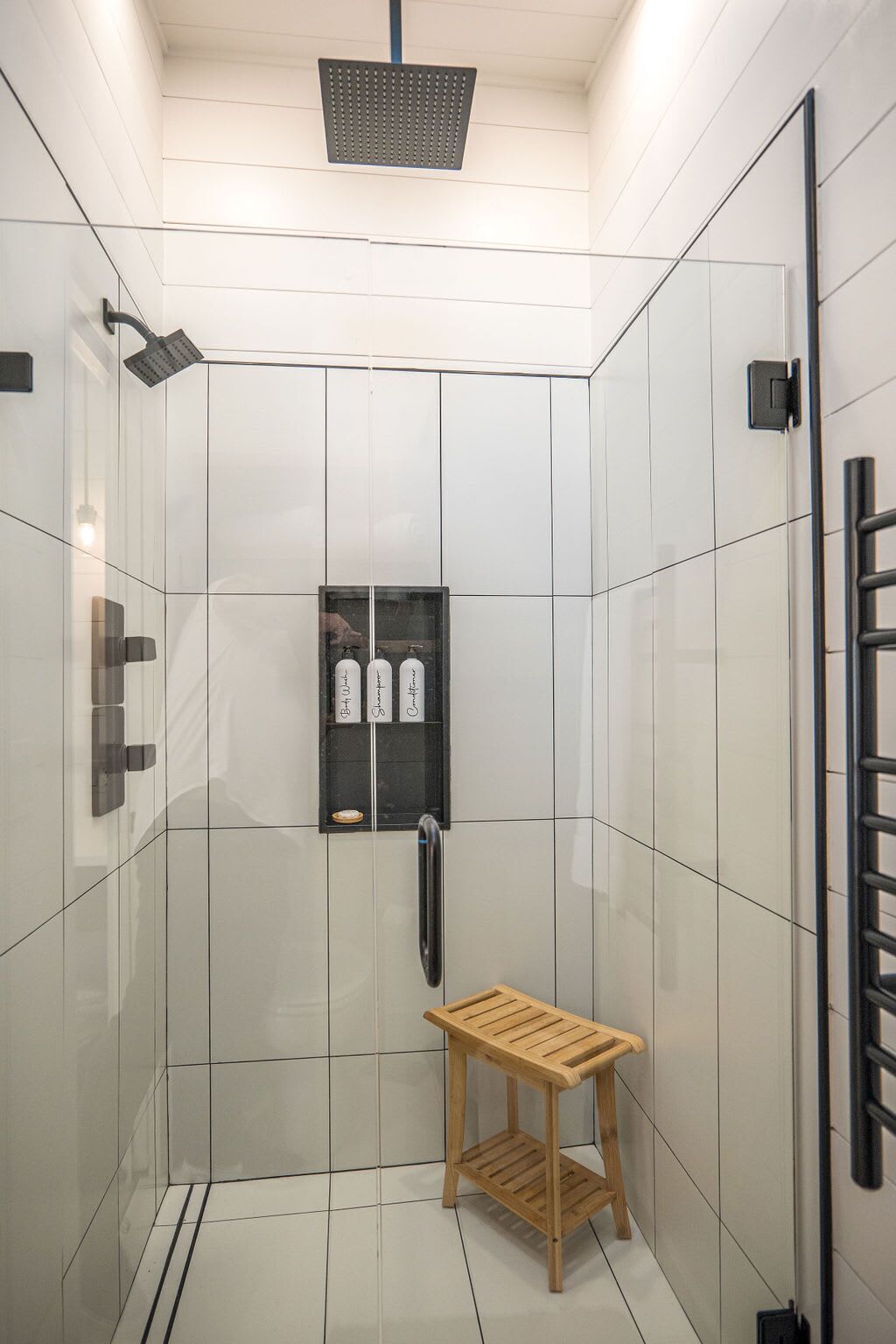 Douche, sèche-cheveux, serviettes fournies