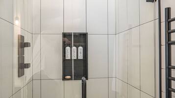 Douche, sèche-cheveux, serviettes fournies