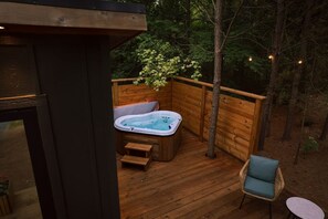 Outdoor spa tub - Luxury tiny house with hot tub and private deck! (Guntersville)