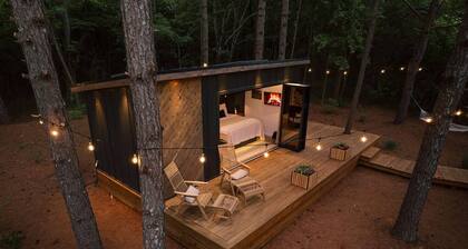 Glamping cabin with private deck and hot tub!