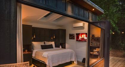 Glamping cabin with private deck and hot tub!