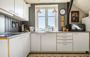 Kjøleskap, kokeplater og kaffetrakter/tekoker