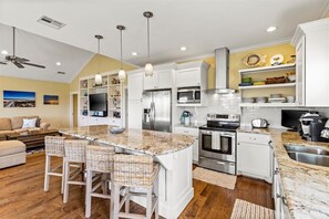 Køleskab, mikrobølgeovn, ovn, kogeplade