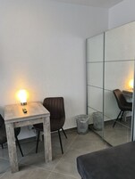 Escritorio, espacio para trabajar con laptop y cortinas blackout 