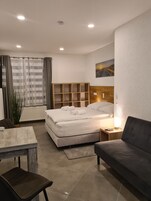 Escritorio, espacio para trabajar con laptop y cortinas blackout 