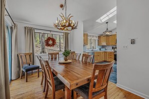 Hytte, flere senger (Serenity Seven - A Retro-Future Retre) | Spiseområde