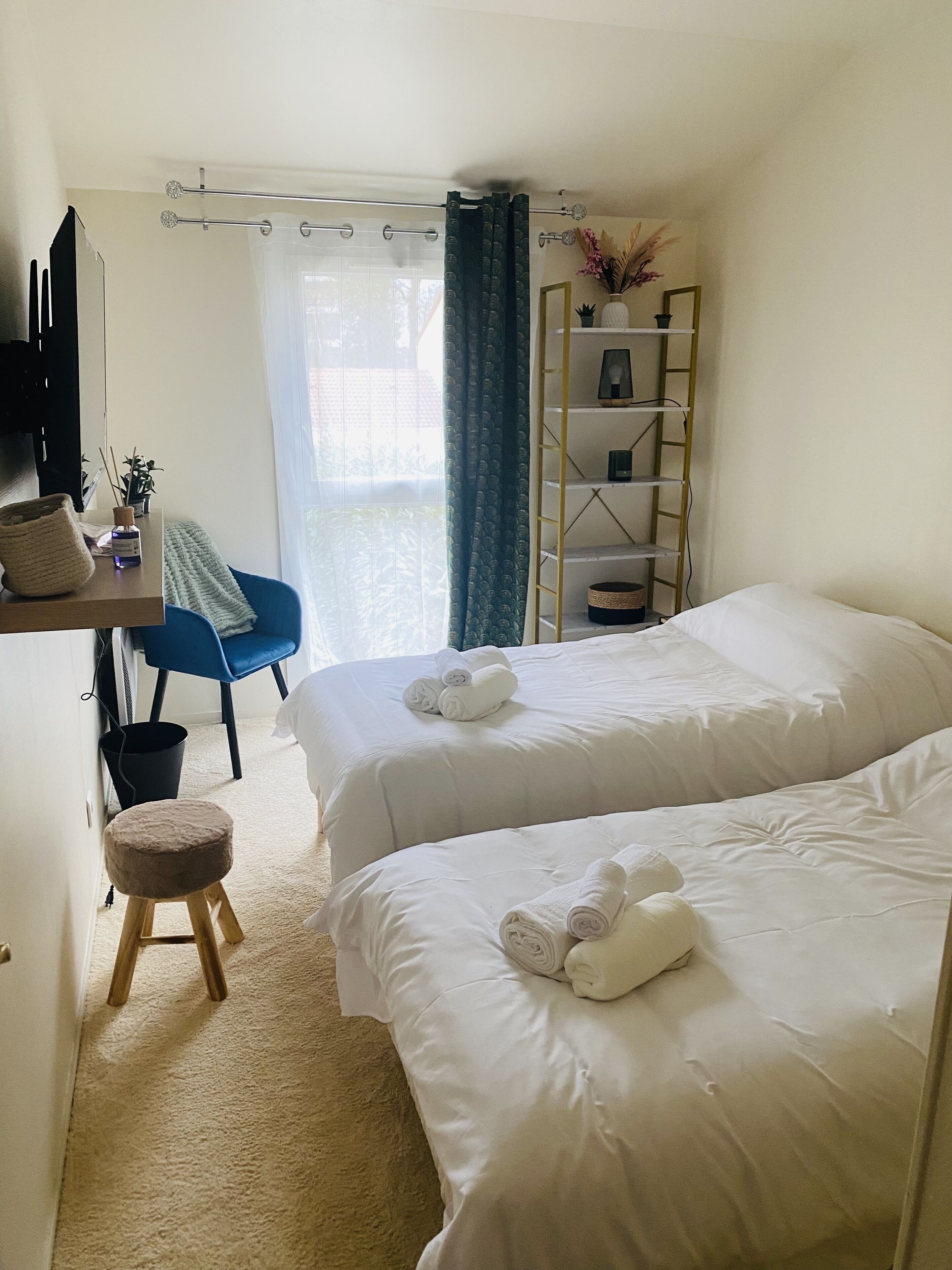 Een strijkplank/strijkijzer, reisbedje, gratis wifi, beddengoed