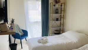 Iron/ironing board, travel cot, free WiFi, bed sheets - Le Cocon, House with Garden, Near Paris (Carrières-sous-Poissy)