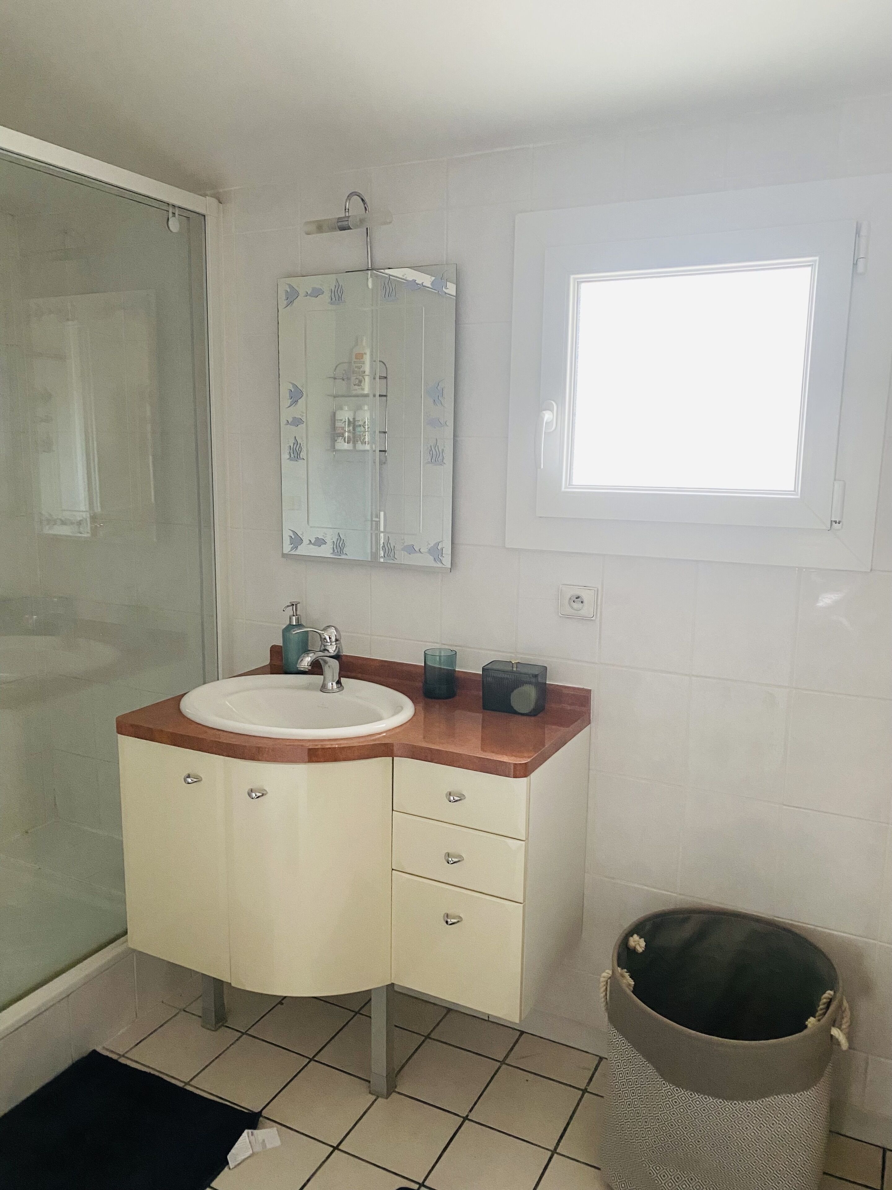 Een haardroger, handdoeken, zeep, shampoo