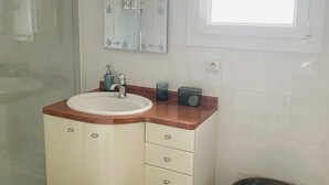 Hair dryer, towels, soap, shampoo - Le Cocon, House with Garden, Near Paris (Carrières-sous-Poissy)