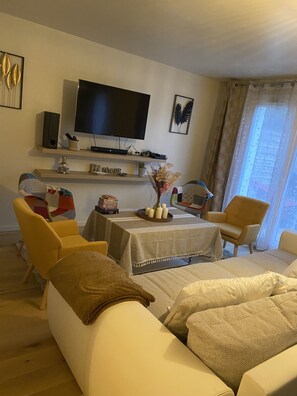 Een smart-tv en een stereo