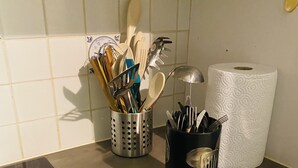 Coffee/tea maker, fridge, microwave, oven - Le Cocon, House with Garden, Near Paris (Carrières-sous-Poissy)