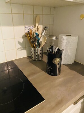 Een koffiezetapparaat/waterkoker, een koelkast, een magnetron, een oven