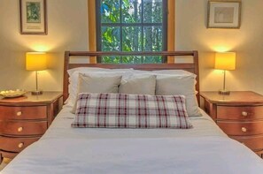 4 bedrooms, desk, iron/ironing board, free WiFi - Farmhouse • King Bed • Pool Table • Movie Room • Pet Friendly • Oasis • Private  (Palm City)