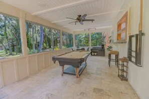 Game room - Farmhouse • King Bed • Pool Table • Movie Room • Pet Friendly • Oasis • Private (Palm City)