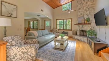 Smart TV, fireplace, DVD player, table tennis