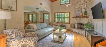 Farmhouse • King Bed • Pool Table • Movie Room • Pet Friendly • Oasis • Private 