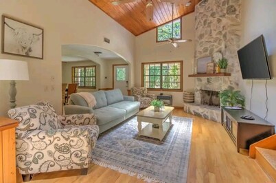 Farmhouse • King Bed • Pool Table • Movie Room • Pet Friendly • Oasis • Private 