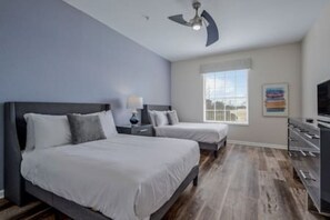 3 soverom, skrivebord, strykejern/-brett og reiseseng for barn