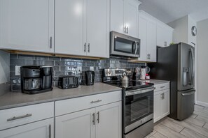 冰箱、微波炉、烤箱、炉灶