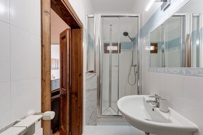 Doccia, asciugacapelli, bidet, asciugamani