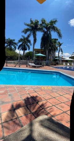 Exercise/lap pool