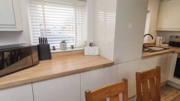 Cottage | Private kitchen | Fridge, cookware/dishes/utensils