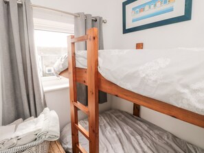 2 kamar tidur dan didekorasi berbeda-beda