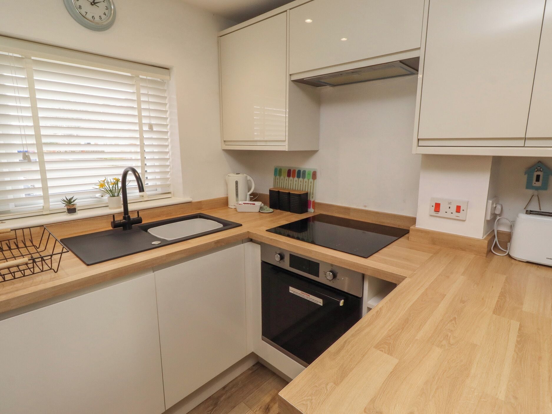 Cottage | Private kitchen | Fridge, cookware/dishes/utensils