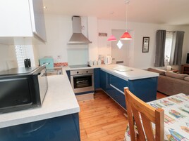 Fridge, cookware/dishes/utensils