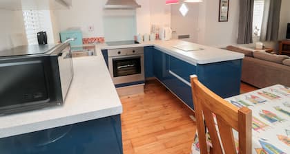 22 Longstone Park