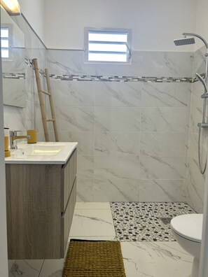 House | Bathroom | Shower, rainfall showerhead, free toiletries, towels - Villa Plaisance  (Baie-Mahault)