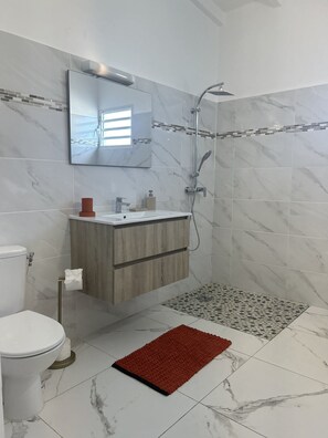 Ferienhaus | Badezimmer | Dusche, Regendusche, kostenlose Toilettenartikel, Handtücher