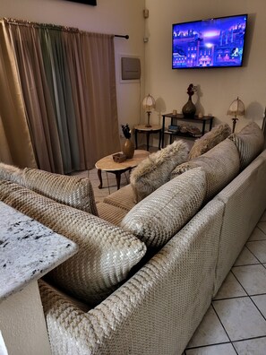 Smart TV, fireplace, video games, foosball - Cozy 4-bedroom house has WiFi and AC in superb Lancaster, a game room & hot tub. (Lancaster)