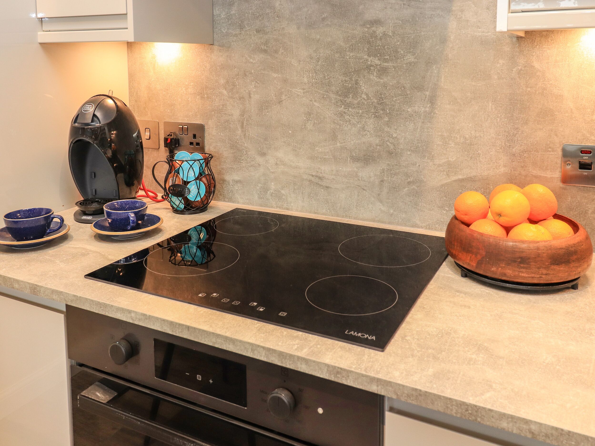 Astianpesukone, vedenkeitin, leivänpaahdin