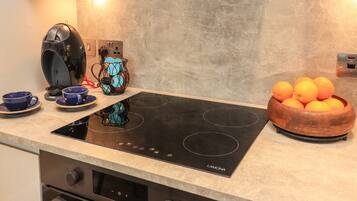 Astianpesukone, vedenkeitin, leivänpaahdin