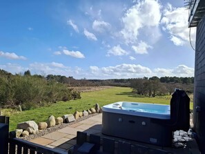 Cottage | Outdoor spa tub - Red Squirrel (Dornoch)
