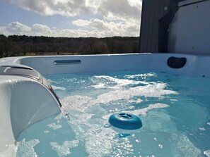 Cottage | Outdoor spa tub - Red Squirrel (Dornoch)