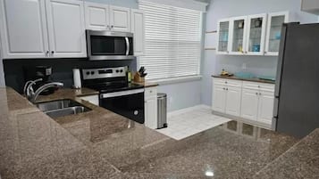 Réfrigérateur, four, plaque de cuisson, lave-vaisselle